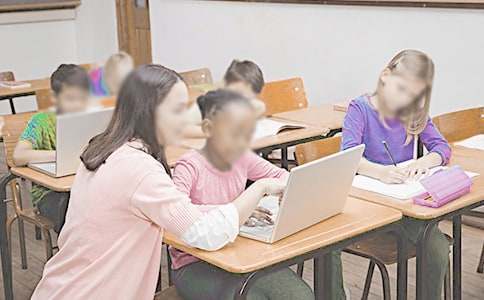 老年人如何安全地进行篮球接球训练?_0